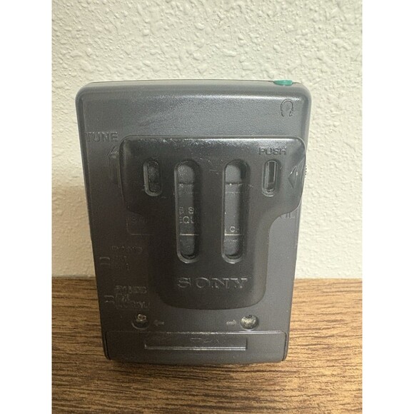 Vintage Sony SRF-49 FM/AM Walkman Working w/ Belt Clip - Picture 5 of 11